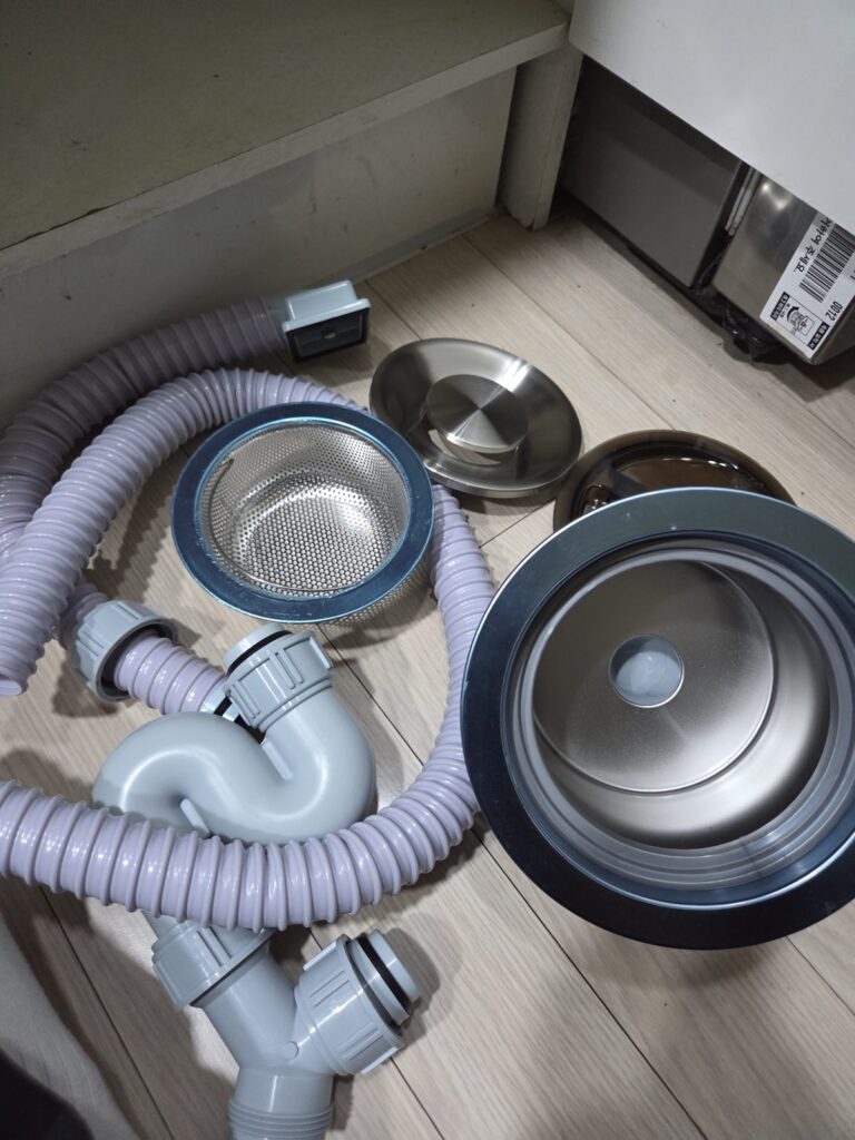 새로 준비한 올스텐 배수통과 트랩 배수관