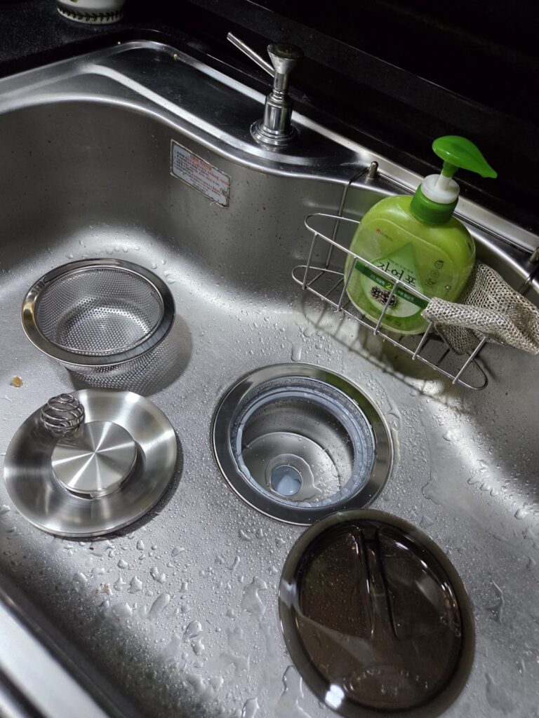 싱크볼에 설치한 올스텐 배수통과 거름망 뚜껑