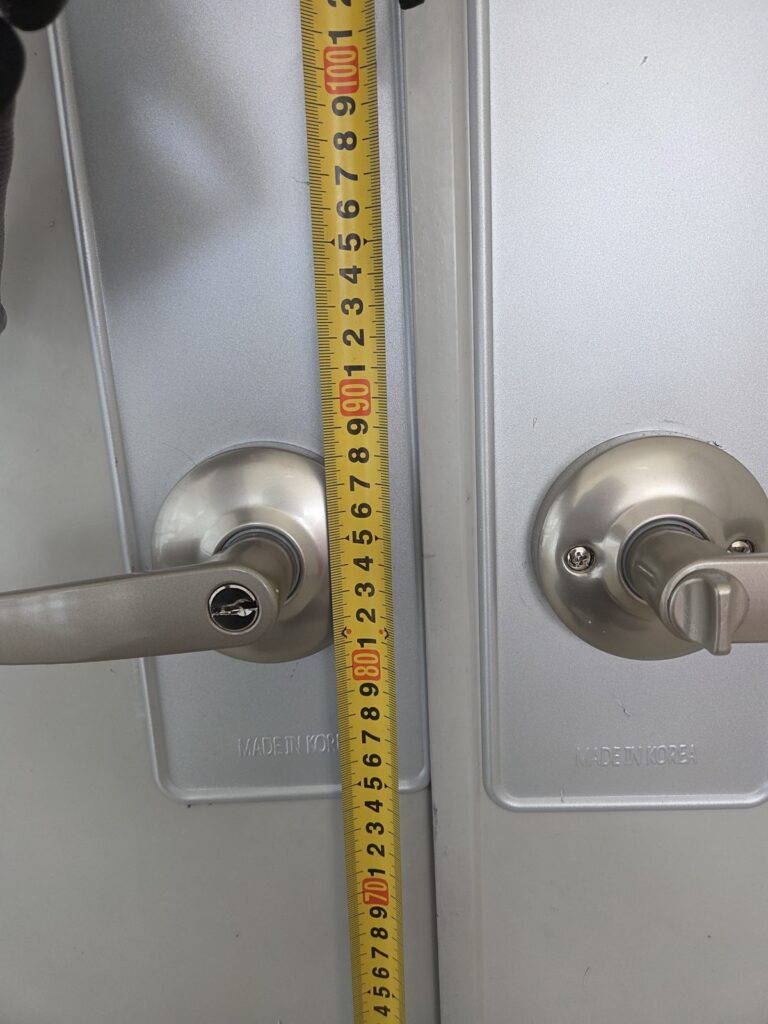 변경된 방화문 손잡이 높이 측정