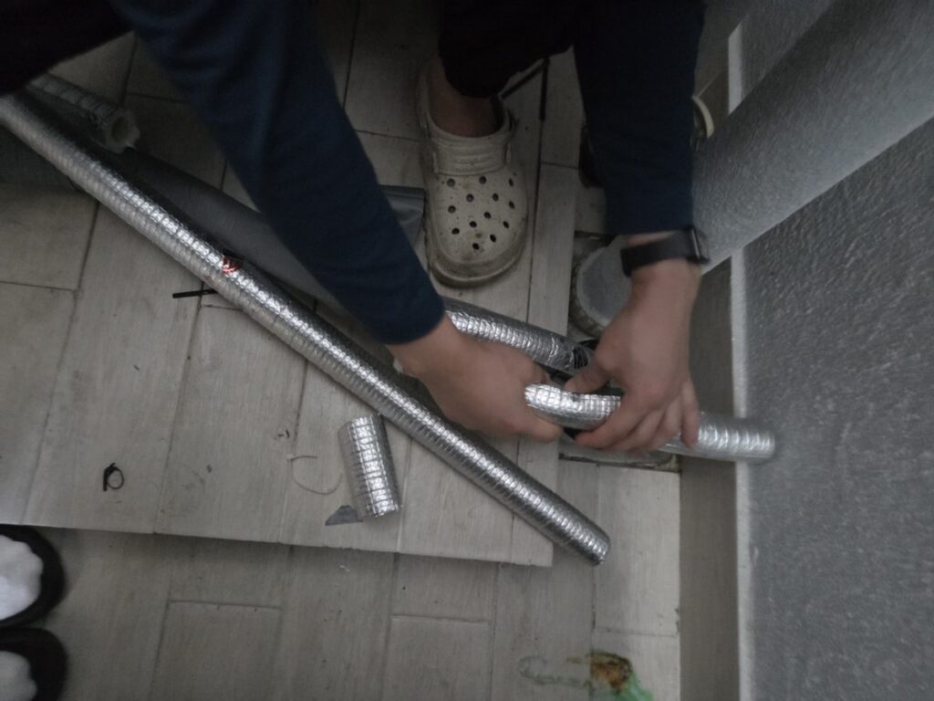 보온재를 배관 길이에 맞춰 재단