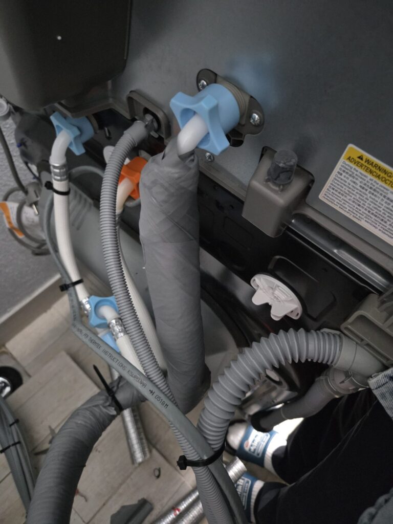 세탁기 뒤쪽 급수 호스 보온 마감 중